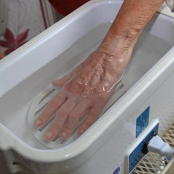 Hand in einem kleinen Wassertank